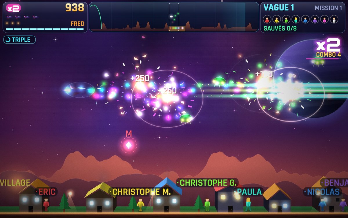 Explosions lumineuses, triple laser actif, combo ×2 et un cristal M à ramasser.